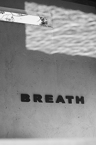 ポーチの壁にあたる光の反射