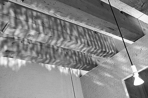 BREATHの古材に光があたる