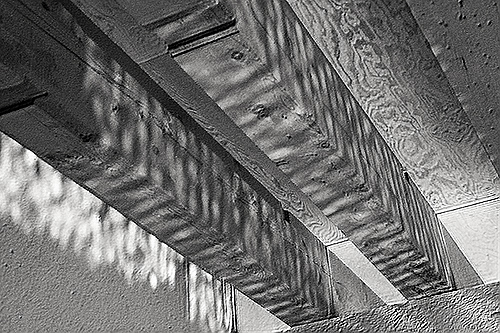 BREATHの古材に光があたる